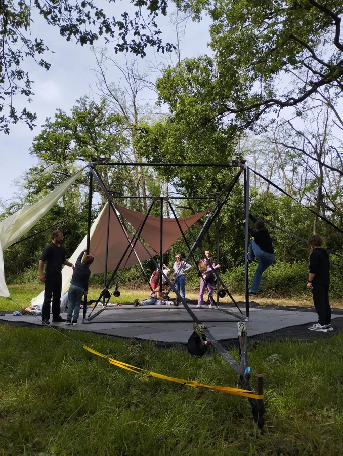 Une structure en métal pour les aériens, montée dans un pré